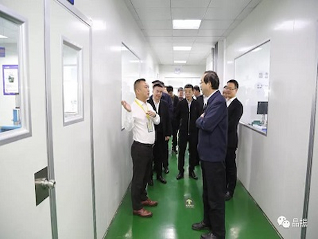 Taizhou Municipal CPPCC主席Chen Weiyi和他的政黨參觀了A-Crystal